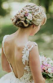 Wahnsinnig schön sind die flechtfrisuren von savi styling, savi das sind viktoria und sanja. Brautfrisuren Mit Blumen 40 Ideen Fur Blumen Im Haar Hochzeitskiste