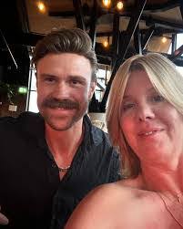 Robin Hamlin's Instagram, Twitter & Facebook