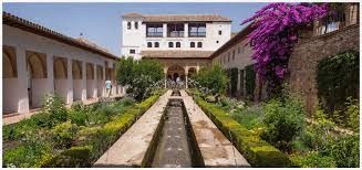 Les portiques des extrémités de la cour des lions, à l'est et à l'ouest, ont plus de largeur que ceux des parties latérales; Alhambra Virtual Tour