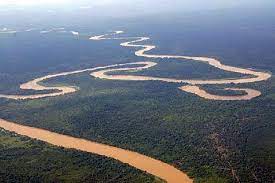 Hulu sungai ini terletak di pegunungan kapuas hulu, dengan aliran sungai sepanjang 217 km (135 mil). Indiego Press Sungai Rajang Direkodkan Sebagai Sungai Facebook