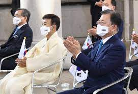 서울=뉴시스최동준 기자 = 김원웅 광복회장의 멱살을 잡아 상벌위원회에 회부된 독립유공자 후손 김임용 씨가 23일 서울 영등포구 광복회관에서 열린 상벌위원회에. Ljknqfrkfmtevm