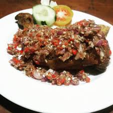 Ayam kremes biasanya disajikan dengan sambal terasi atau sambal bawang putih. Ayam Goreng Sambal Matah Rp 30 000