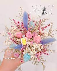 天上完乾燥花束課隔天手又癢了 臨時又奔去寶菈闆娘那邊買花材硬要回家自己做個插畫作品 原本是帶著成品會像雜草叢生那樣的心態玩 沒想到完工後超出我預期的還上相 覺得開心 週三又要去上花圈課了好期待啊 寶菈的生活地圖