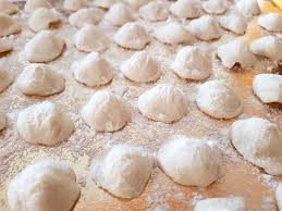 La pasta fresca fatta in casa è un rito tipico della domenica che in molte famiglie precede il momento del pranzo. Pasta Fresca Fatta In Casa Igustosidilucia