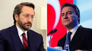 Otobüsün güvenlik kamerasına yansıyan görüntülerde, bir genç, arkasına oturduğu kadın yolcunun saçlarını elindeki çakmakla yaktı. Fahrettin Altun Dan Babacan A Hangi Gelismis Demokraside Darbe Yapanlar Teror Ve Siddete Bulasanlar Dusunce Suclusu Olarak Kabul Edilir