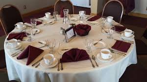 Table Settings With Ivory Table Cloth And Burgundy Napkins Wedding Cake Display Table Wedding Table Settings Table Settings