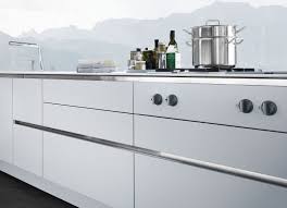 Vereinbaren sie jetzt einen termin: Minimalistische Kuche In Weiss Siematic