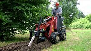 Vous voulez louer une mini pelle pour creuser une tranchée, ou louer un motoculteur pour retourner la terre votre jardin, la bonne loc. Porte Outil Trancheuse Tariere Et Godet Loxam Youtube