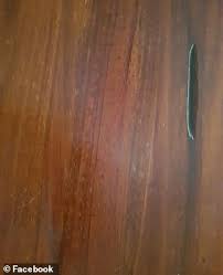 طريقة فعالة وبسيطة لتنظيف حروق الخشب باستخدام المك