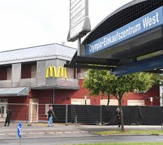 Seit den letzten modernisierungen hat das oez auch zwei glaskuppeln, die viel licht ins in das gebäude gelangen lassen, aber auch. Mutmasslicher Mitwisser Traf Tater Am Oez News Nordbayerischer Kurier