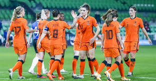 Het team van bondscoach sarina wiegman wist namelijk het europees kampioenschap te winnen. Oranjeleeuwinnen Plaatsen Zich Met Monsterzege Voor Ek In 2022