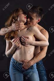 前戯中のセクシーなカップルの情熱的な抱擁の写真素材・画像素材 Image 150925662