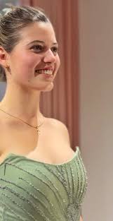 Nada más bonito que hacer un vestido entre risas 🫶🏻