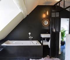 La petite surface est parfaitement optimisée. Deco Et Amenagement 7 Exemples Pour Votre Salle De Bains Sous Pente