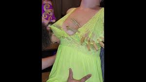 Puta en amarillo obtiene sus tetas torturadas solo por diversión