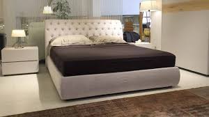 Dopo aver scelto il vostro letto perfetto non resta che completare la camera da letto decidendo tra una straordinaria gamma dei prodotti. Letto Skye Chateau D Ax
