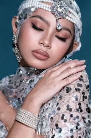 𝐅𝐚𝐥𝐥𝐞𝐧 𝐅𝐥𝐨𝐰𝐞𝐫 𝐭𝐨 𝐑𝐞𝐬𝐩𝐥𝐞𝐧𝐝𝐞𝐧𝐭 𝐁𝐞𝐚𝐮𝐭𝐲 ✨  ʀᴇsᴘʟᴇɴᴅᴇɴᴛ ʙᴇᴀᴜᴛʏ ᴛʜᴀᴛ ᴛʀᴀɴsᴄᴇɴᴅs ᴛʜᴇ ᴏʀᴅɪɴᴀʀʏ, sʜᴇ ᴇᴍʙᴏᴅɪᴇs ɢʀᴀᴄᴇ ᴀɴᴅ  ᴘᴏɪsᴇ, ʜᴇʀ ᴘʀᴇsᴇɴᴄᴇ ɪʟʟᴜᴍɪɴᴀᴛɪɴɢ ᴇᴠᴇʀʏ sᴘᴀᴄᴇ sʜᴇ ...