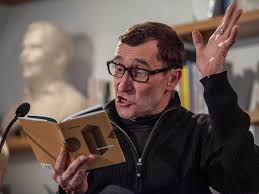 Ježíš je v pekle, aby mohl být s námi, vzkazuje Hradecký ve své próze. A  Elsa Aids vidí Česko jako skladové haly