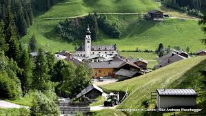 Die gemeinde obertilliach liegt im süden des bezirks lienz im hintersten lesachtal, nahe dem kartitscher sattel.die siedlungen von obertilliach liegen überwiegend im tal der gail zwischen den lienzer dolomiten und den karnischen alpen. 8oxrkwv B3vkxm