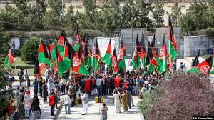 جنگجویان بسیاری چون «اسکندر مقدونی» و «تیمور گورکانی» از پیچ و خم کوه‌ها و دره‌های این کشور خود را به. Ù¾ÙˆÙ„ÛŒØ³ Ù¾Ø§Ú©Ø³ØªØ§Ù† Ø¯Ù‡ Ù‡Ø§ Ø§ÙØºØ§Ù† Ø±Ø§ Ø¨Ù‡ Ø¯Ù„ÛŒÙ„ Ø¨Ø±Ø§ÙØ±Ø§Ø´ØªÙ† Ù¾Ø±Ú†Ù… Ø§ÙØºØ§Ù†Ø³ØªØ§Ù† Ø¨Ø§Ø²Ø¯Ø§Ø´Øª Ú©Ø±Ø¯