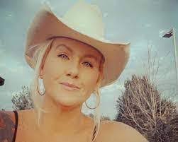 Kari Hester's Instagram, Twitter & Facebook