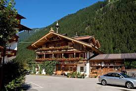 Mayrhofen offre une expérience unique et adaptée à tous grâce à ses domaines skiables penken pour les amateurs de. Die Gastgeber Des Hotel Edenlehen In Mayrhofen