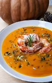 Il sapore dolce della zucca, ortaggio tipicamente autunnale, conferisce a questo piatto una grande piacevolezza e gradevolezza. Vellutata Di Zucca Con Semi Misti Gamberoni E Rosmarino