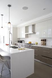 White Wall Cabinets Vs Woody Brown Low Level Cabinets Handels On The Low Level None On The High L White Modern Kitchen Modern Kitchen Modern Kitchen Design