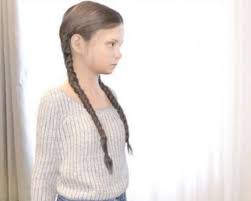 Девочка вышла на одиночный пикет к стенам шведского парламента, где ее случайно сфотографировал прохожий. Iz 17 Letnej Grety Tunberg Sdelali Pornozvezdu Mk