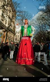 Paris, Frankreich, Menschen in Kostümentage Marching in 'Carnaval de Paris'  Paris Carnival Street Festival, große Charaktere, Bräuche und Traditionen  Frankreich Stockfotografie - Alamy