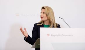 Innenminister karl nehammer, frauenministerin susanne raab (beide övp) und justizministerin alma zadic (grüne) informieren. Migranten Als Volksgruppen Absage Von Susanne Raab Ovp Dunav At