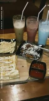 Tanpa minuman dan makanan maka seseorang tidak akan bisa bertahan hidup. Makan Makan Makanan Makanan Enak Makanan Dan Minuman
