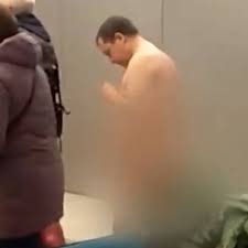 Un hombre se desnuda en el aeropuerto de Moscú 
