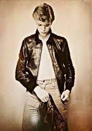Pin By Luciana Coutinho On Ziggy Stardust David Bowie And His Other Faces My Board Is A Work Of Love Please Pin Politely David Bowie Starman David Bowie Tribute David Bowie