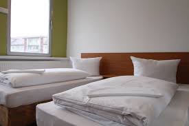 Zahnpasta reste im waschbecken, dreck im schrank, lange dunkle haare im bett. Zimmer Einzel Doppel Dreibettzimmer Hotel Mentelin In Berlin