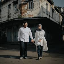 Kota yang berjuluk 'kota kembang' ini memang punya beragam pesona. Foto Prewedding Indoor Di Bandung Prewedmoto
