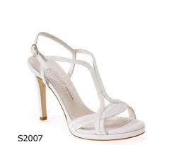 Scelto l'abito, è il momento di trovare le scarpe eleganti da cerimonia adatte a completare la mise e, per una donna, non è mai semplice. Scarpe E Accessori Sposa E Sposo Lemienozze It