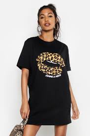 Modèle décontracté, près du corps ou bien plus classique. T Shirt Kleid Mit Leoparden Print Und Lippenmotiv Boohoo Shirt Dress T Shirt Dress Cute Shirt Designs