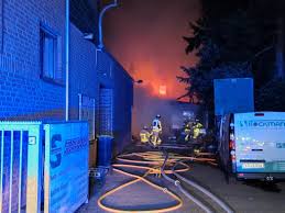 Großbrand in Krefeld: Feuerwehr löscht Feuer in Gewerbegebiet