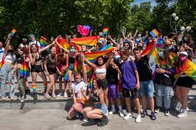 Intanto fino a sabato 26 giugno dal tramonto fino all'alba la facciata della sede istituzionale di palazzo marino, in piazza della scala, si tingerà dei sei colori della bandiera arcobaleno, un modo per indicare il sostegno dell'amministrazione alla comunità. Ov9jn4iq0d271m