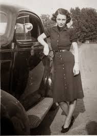 La cristalliera è degli anni 40 e va restaurata,ecco perché il prezzo è così basso.vendo o scambio con vecchi ciclomotori. Le Muse Di Kika In Viaggio Con La Moda Donne E Motori Parte 2 Moda Fotografia Style Vintage Stile Anni 40 Moda Anni Quaranta