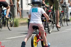 Der gesetzgeber sieht vor, dass fahrradkolonnen von mehr als 15 radelnden als geschlossener verband fahren darf. Kidical Mass Koln Agora Koln