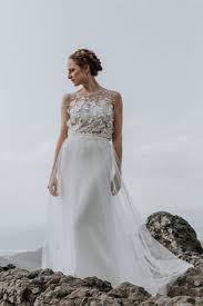Auf diese trends dürfen sich die bräute in spe im kommenden jahr freuen[caption id=. Noni Brautkleider 2019 Brautkleid Mit Blumen Top Aus 3d Spitze Uberrock Und Rock I Bohmische Hochzeitskleider Prachtiges Brautkleid Hochzeitskleider Vintage