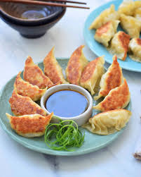 Selain dijadikan pelengkap bakso, bakmi, mie ayam, siomay, batagor dan bihun, pangsit basah ini mulai dari keripik pangsit goreng tanpa isi, keripik pangsit mangkok, kerupuk pangsit bawang. Cara Membuat Gyoza Ayam Pan Fried Dumpling Ala Jepang