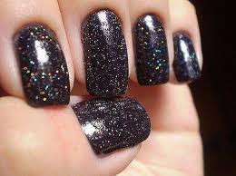 Uñas animal print con un diseño delicado en rosa, dorado y negro. Unas Negras 2020 Blogmujeres Com