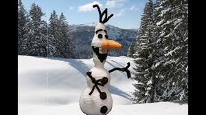 Dennoch sind die gestaltungsmöglichkeiten mit ein wenig schnee, einer möhre für die nase, ein paar knöpfe für augen und mund sowie einem besen enorm. Daisy S Diy Olaf Den Schneemann Von Die Eiskonigin Selber Hakeln Youtube