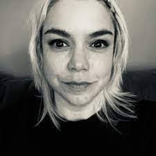 Lora Dodd's Instagram, Twitter & Facebook