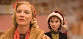 1950'li yıllarda new york'ta geçen hikaye, evli, çocuklu ve zengin, ancak eşiyle sorunlar yaşayan, orta yaşa yaklaşmakta olan bir kadın olan carol ile genç bir tezgahtar olan therese arasında tesadüfen tanışmalarıyla başlayan. Carol Film Review Invigorating Tender And Brilliant