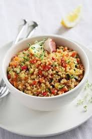 Salade Mediterraneenne Au Quinoa Cette Salade Peut Servir D Accompagnement Mais C Est Egalement Un Repas Compl Salade Mediterraneenne Salade De Quinoa Recette