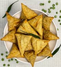 The samosas' fillings vary from vegetarian made mostly with potatoes and spices to chicken or spicy beef with peas. Qcm Uxv 9w7 Gm